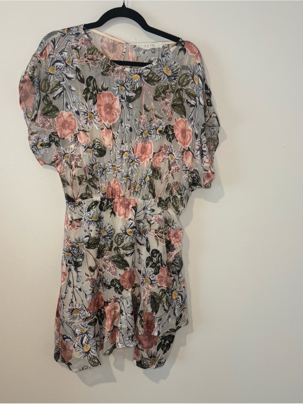 ASTR The Label Floral Mini Dress Women’s Medium Soft Flowy Short Sleeve